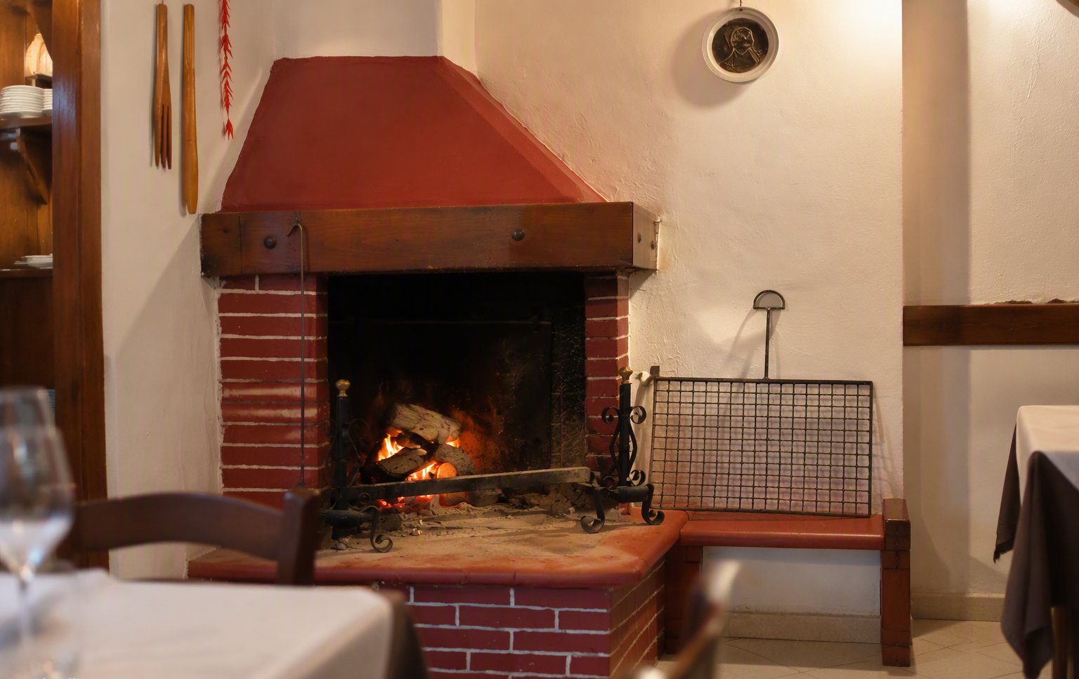 Il forno a legna in mattoni rossi nella sala della trattoria
