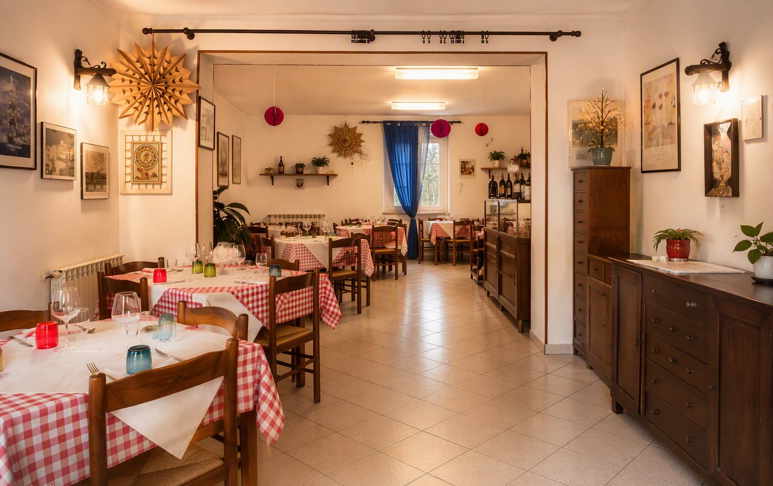 La sala della trattoria con le tovaglie bianche e rosse